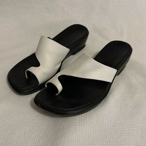 Clarks White Leather Toe-Loop Sandals